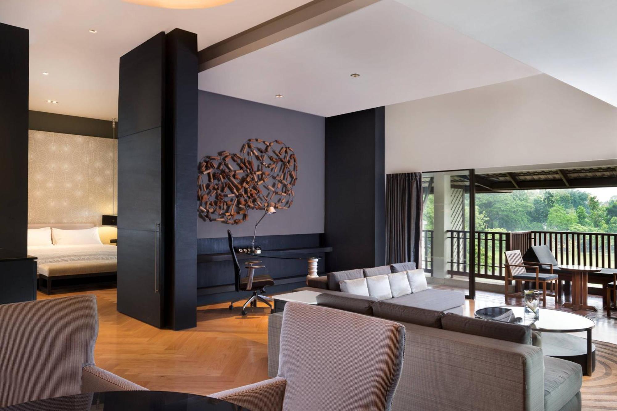 Suíte Grande de 1 Quarto com 1 Cama King-size, Varanda e Vista da Piscina